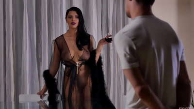 荡妇基拉-奎恩邀请她的邻居喝茶,并在餐桌上操他